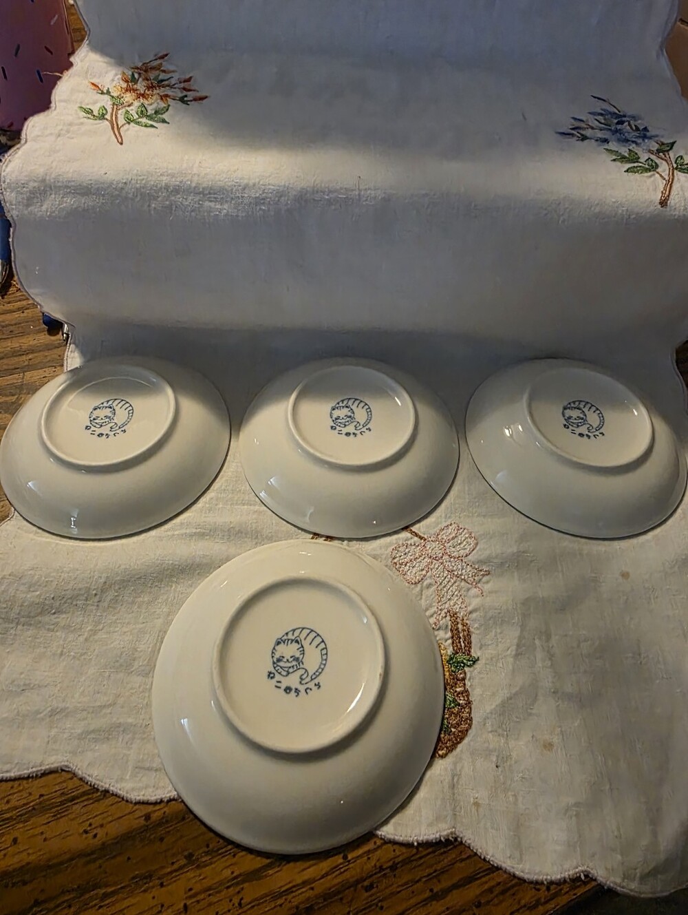 4 Super Cute Nekochigura Japanese Mini Ceramic Dishes 4 Inches Wide - Picture 2 of 4